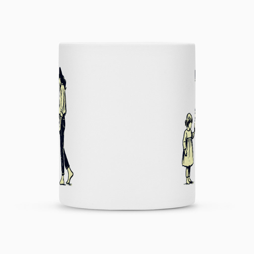 Die Tasse "Mutter-Tochter" von MarketPrint ist eine weiße Keramiktasse mit minimalistischen Illustrationen einer gehenden Person auf der linken und eines stehenden Kindes auf der rechten Seite, beide in einfacher Kleidung, vor einem schlichten weißen Hintergrund.