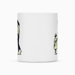 Die Tasse "Mutter-Tochter" von MarketPrint ist eine weiße Keramiktasse mit minimalistischen Illustrationen einer gehenden Person auf der linken und eines stehenden Kindes auf der rechten Seite, beide in einfacher Kleidung, vor einem schlichten weißen Hintergrund.