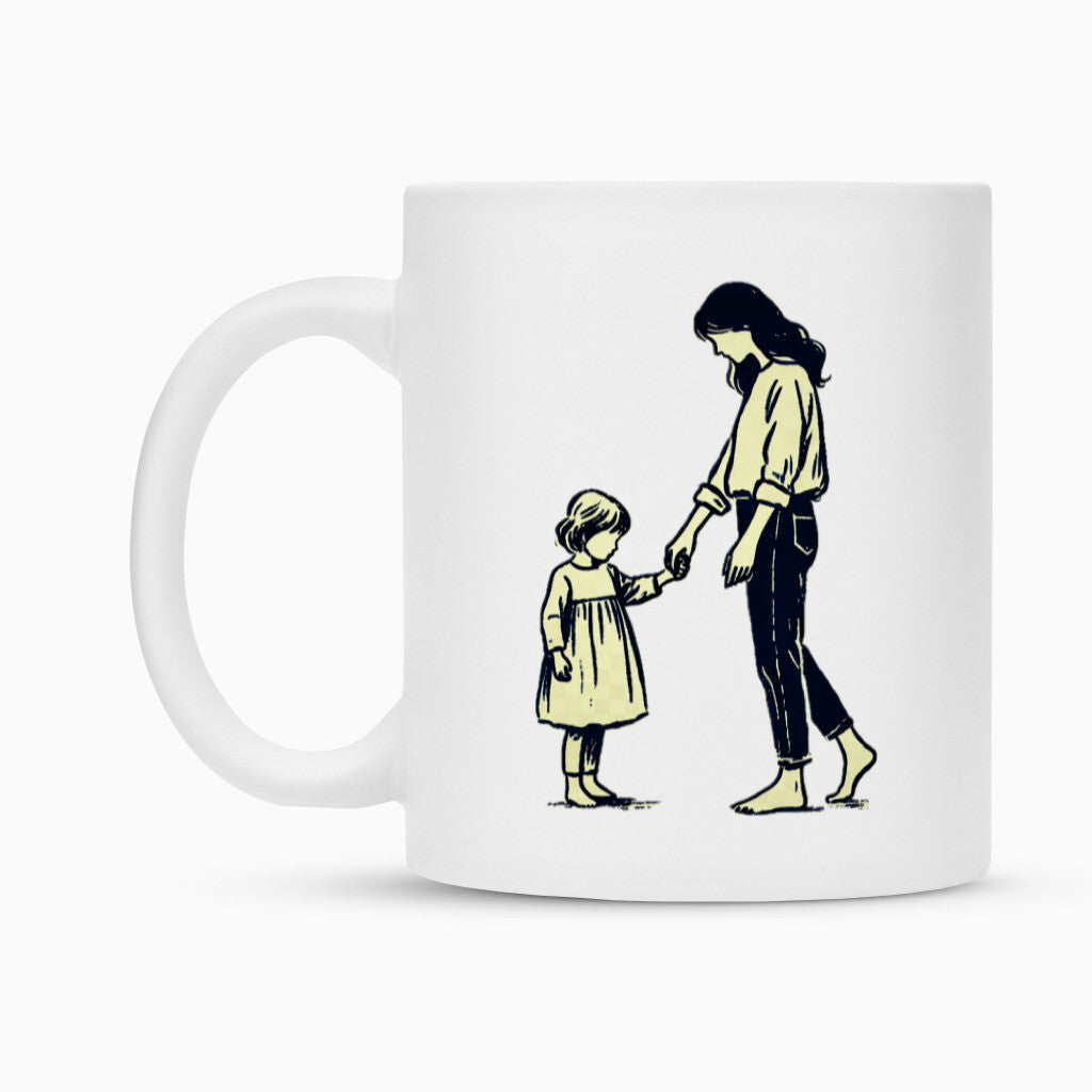 Die Tasse "Mutter-Tochter" von MarketPrint ist eine weiße Keramiktasse mit einem minimalistischen Design einer erwachsenen Frau und eines jungen Mädchens, die sich an den Händen halten. Ideal als Sublimationstasse für persönliche Geschenke oder den täglichen Gebrauch.
