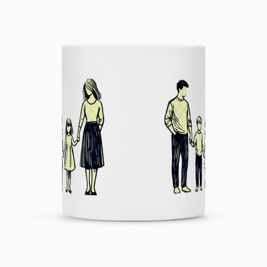Die MarketPrint Tasse Eltern "Sohn-Tochter" ist eine weiße Keramiktasse mit handgezeichneten schwarzen Umrissen und hellgelber Schattierung, die auf der einen Seite eine Frau und ein Mädchen, auf der anderen Seite einen Mann und einen Jungen zeigt.