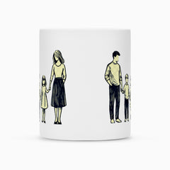 Die MarketPrint Tasse Eltern "Sohn-Tochter" ist eine weiße Keramiktasse mit handgezeichneten schwarzen Umrissen und hellgelber Schattierung, die auf der einen Seite eine Frau und ein Mädchen, auf der anderen Seite einen Mann und einen Jungen zeigt.