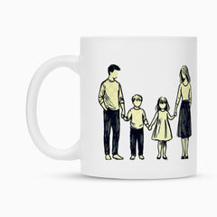 Die MarketPrint Tasse Eltern "Sohn-Tochter" aus weißer Keramik zeigt eine schlichte Linienzeichnung einer Familie mit zwei Erwachsenen und zwei Kindern. Dank Duraglaze-Beschichtung bleibt das Motiv brillant und langlebig.