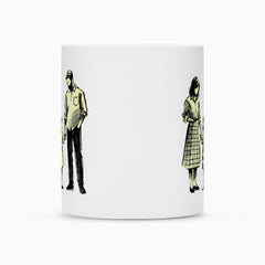 Die Tasse "Eltern-Tochter" von MarketPrint ist eine weiße Keramiktasse mit minimalistischer Illustration eines Elternpaars und ihrer Tochter, fein schwarz umrandet mit dezenter gelber Schattierung - perfekt als stilvolle Sublimationstasse.