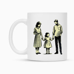 Die Tasse "Eltern-Tochter" von MarketPrint ist eine weiße Keramiktasse mit Duraglaze-Beschichtung. Sie zeigt eine schlichte Illustration: Ein Mann und eine Frau stehen neben einem Kind, halten Händchen und schauen sich an.