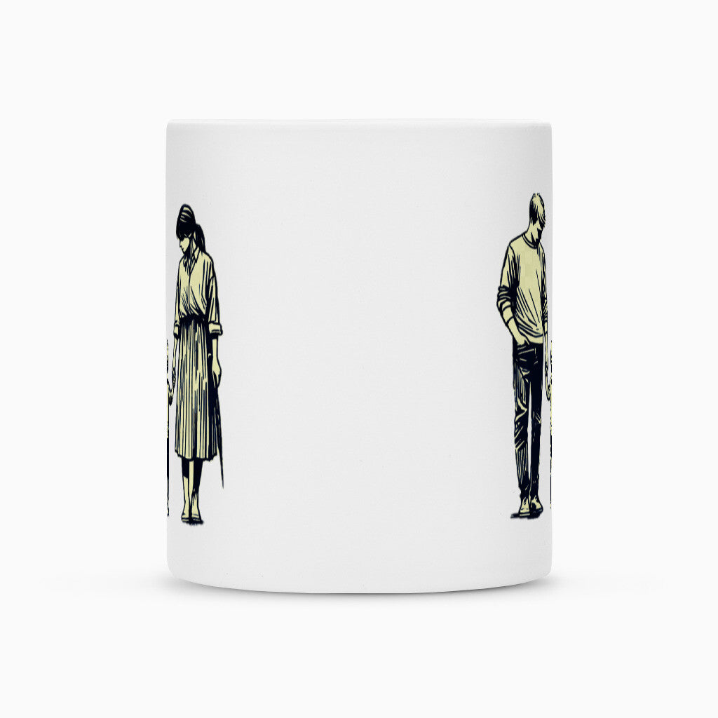 Die MarketPrint Tasse "Eltern-Sohn" ist eine weiße Keramiktasse mit minimalistischen Illustrationen einer Frau und eines Mannes, die nebeneinander stehen, beide nach unten schauen und Stöcke halten.