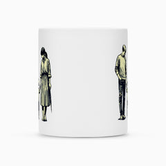 Die MarketPrint Tasse "Eltern-Sohn" ist eine weiße Keramiktasse mit minimalistischen Illustrationen einer Frau und eines Mannes, die nebeneinander stehen, beide nach unten schauen und Stöcke halten.