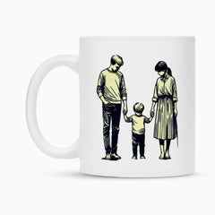 Die Tasse "Eltern-Sohn" von MarketPrint ist eine weiße Tasse mit einer einfachen Illustration zweier Erwachsener und eines Kindes, die sich an den Händen halten. Sie ist mit einer langlebigen Duraglaze-Beschichtung versehen, die für langlebige Qualität sorgt.