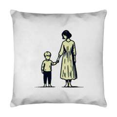 Das MarketPrint Kissen "Mutter-Sohn" zeigt eine Illustration von Mutter und Sohn Hand in Hand auf weißem Hintergrund. Mit Reißverschluss und herausnehmbarem Futter.