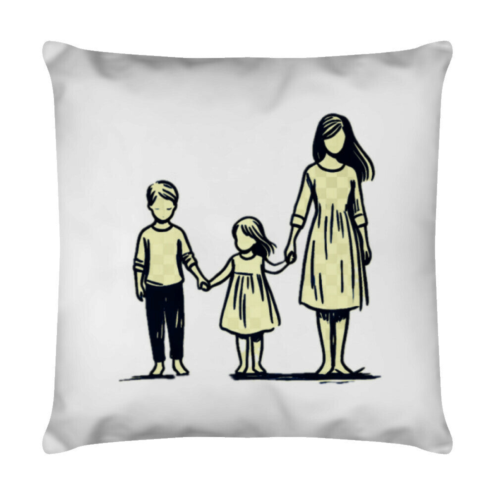 Das MarketPrint Kissen "Mutter-Kinder" zeigt ein einfaches Design einer Frau, die sich mit einem Jungen und einem Mädchen an den Händen hält, alle in schlichter Kleidung und mit minimalen Gesichtszügen, die in einer Reihe auf einem hellen Kissen stehen.