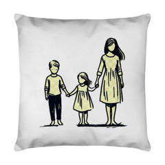 Das MarketPrint Kissen "Mutter-Kinder" zeigt ein einfaches Design einer Frau, die sich mit einem Jungen und einem Mädchen an den Händen hält, alle in schlichter Kleidung und mit minimalen Gesichtszügen, die in einer Reihe auf einem hellen Kissen stehen.