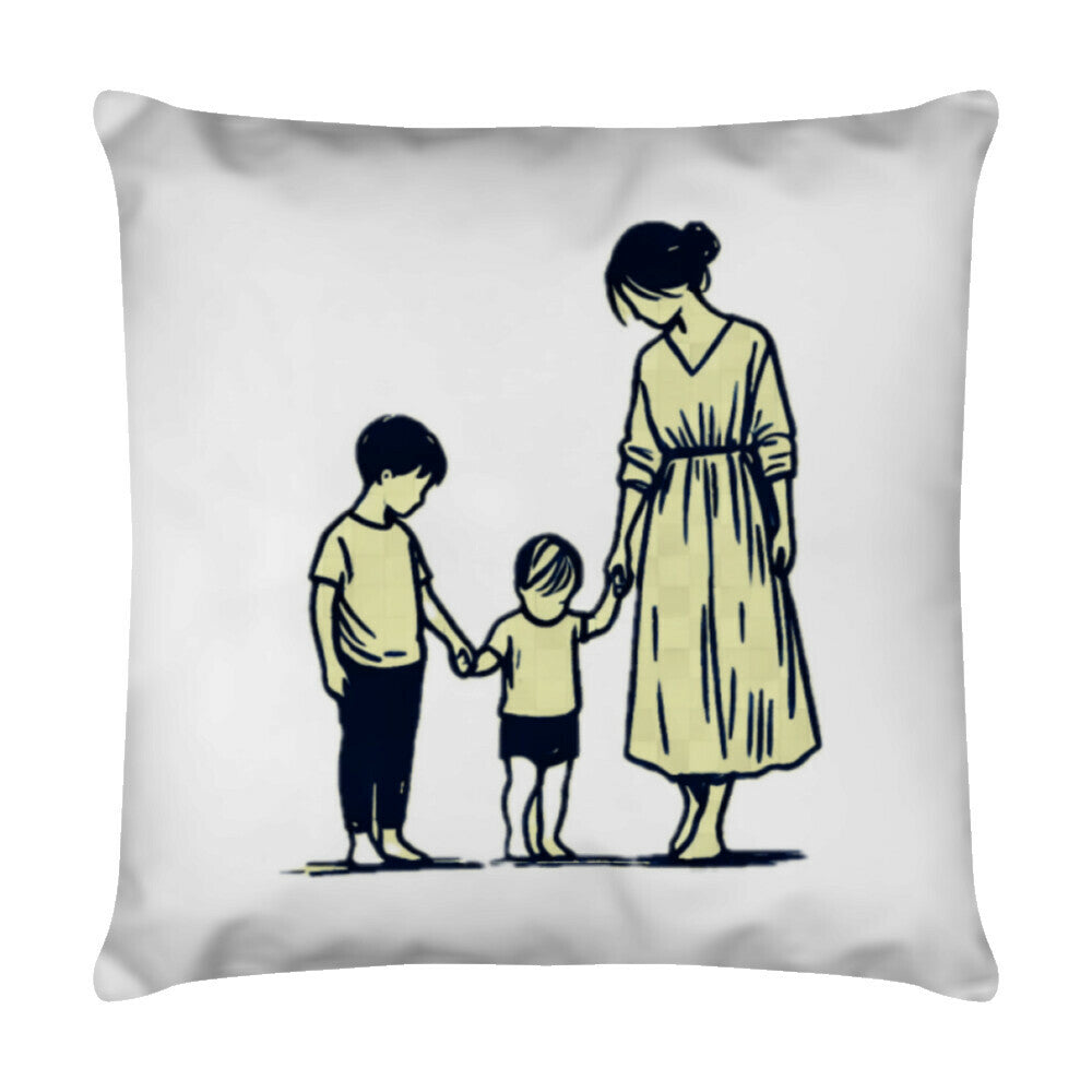 Das MarketPrint Kissen "Mutter-Söhne" zeigt eine einfache Strichzeichnung einer Mutter, die die Hand ihres jüngeren Sohnes in der Mitte hält, während ihr älterer Sohn auf der linken Seite steht und ebenfalls die Hand seines Bruders hält.