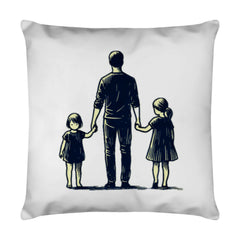 Das Kissen "Vater-Töchter" von MarketPrint zeigt eine Illustration eines Erwachsenen, der Händchen haltend mit zwei Kindern auf jeder Seite steht. Das bedruckte Kissen hat einen praktischen Reißverschluss zum einfachen Abziehen des Bezugs.