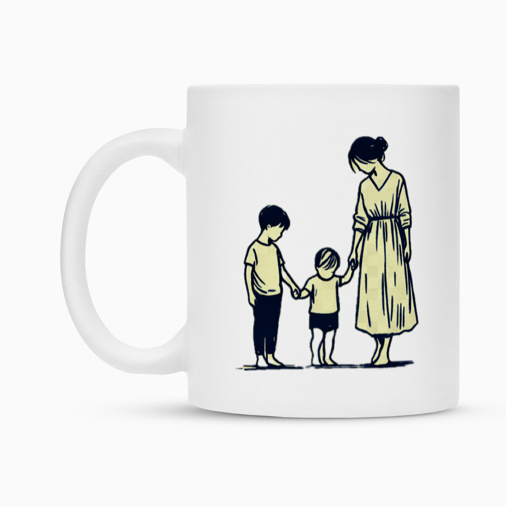 Die Tasse "Mutter-Söhne" von MarketPrint ist eine weiße Keramiktasse mit schlichtem Liniendesign: Eine Frau im langen Kleid hält zwei Kinder an den Händen. Dank Duraglaze-Beschichtung bleiben Qualität und Motiv dauerhaft erhalten.