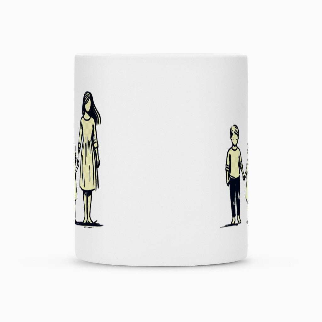 Die Tasse "Mutter-Kinder" von MarketPrint ist weiß, zeigt minimalistische Linienzeichnungen von Frau mit Kind (links) und Mann mit Kind (rechts), alle halten Händchen. Mit Duraglaze-Beschichtung für extra Haltbarkeit.