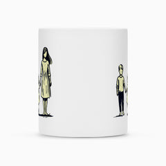 Die Tasse "Mutter-Kinder" von MarketPrint ist weiß, zeigt minimalistische Linienzeichnungen von Frau mit Kind (links) und Mann mit Kind (rechts), alle halten Händchen. Mit Duraglaze-Beschichtung für extra Haltbarkeit.