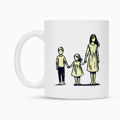 Die Tasse "Mutter-Kinder" von MarketPrint ist weiß, hat eine Duraglaze-Beschichtung und zeigt als schlichte Linienzeichnung eine Frau mit einem Mädchen im Kleid und einem Jungen an den Händen - alle drei blicken nach vorn.