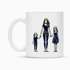 Die Tasse "Mutter-Töchter" von MarketPrint zeigt eine schlichte schwarz-weiße Illustration einer Frau mit zwei Kindern. Dank Duraglaze-Beschichtung bleibt das Motiv langlebig und brillant.