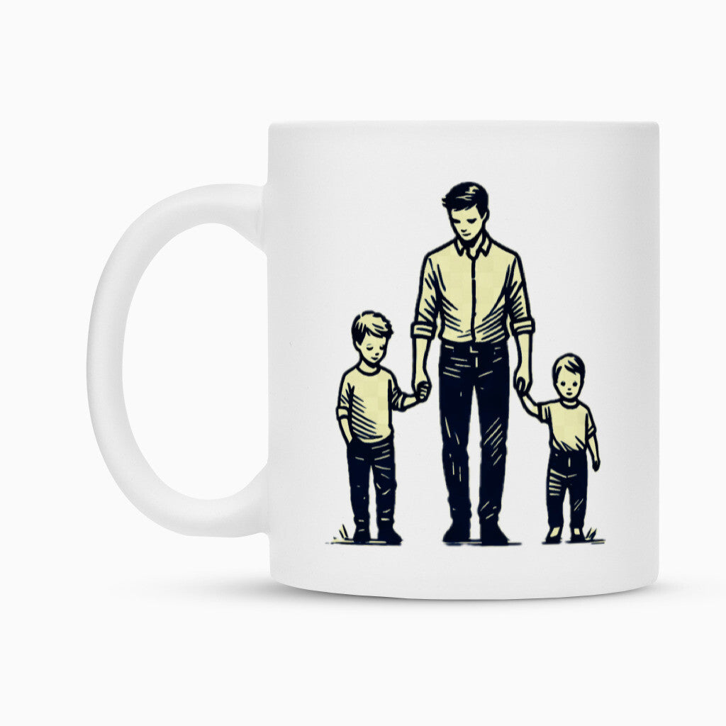 Die Tasse "Vater-Söhne" von MarketPrint ist eine weiße Keramiktasse mit Duraglaze-Beschichtung und zeigt einen Mann, der zwei Jungen hält.