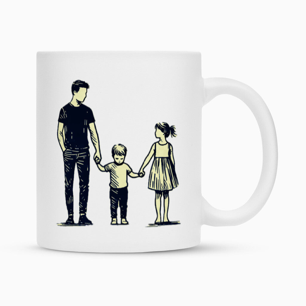 Die Tasse "Vater-Kinder" von MarketPrint ist eine weiße Keramik-Sublimationstasse mit schwarzem Liniendruck: Ein Mann hält die Hände eines Jungen und eines Mädchens, alle stehen nebeneinander.