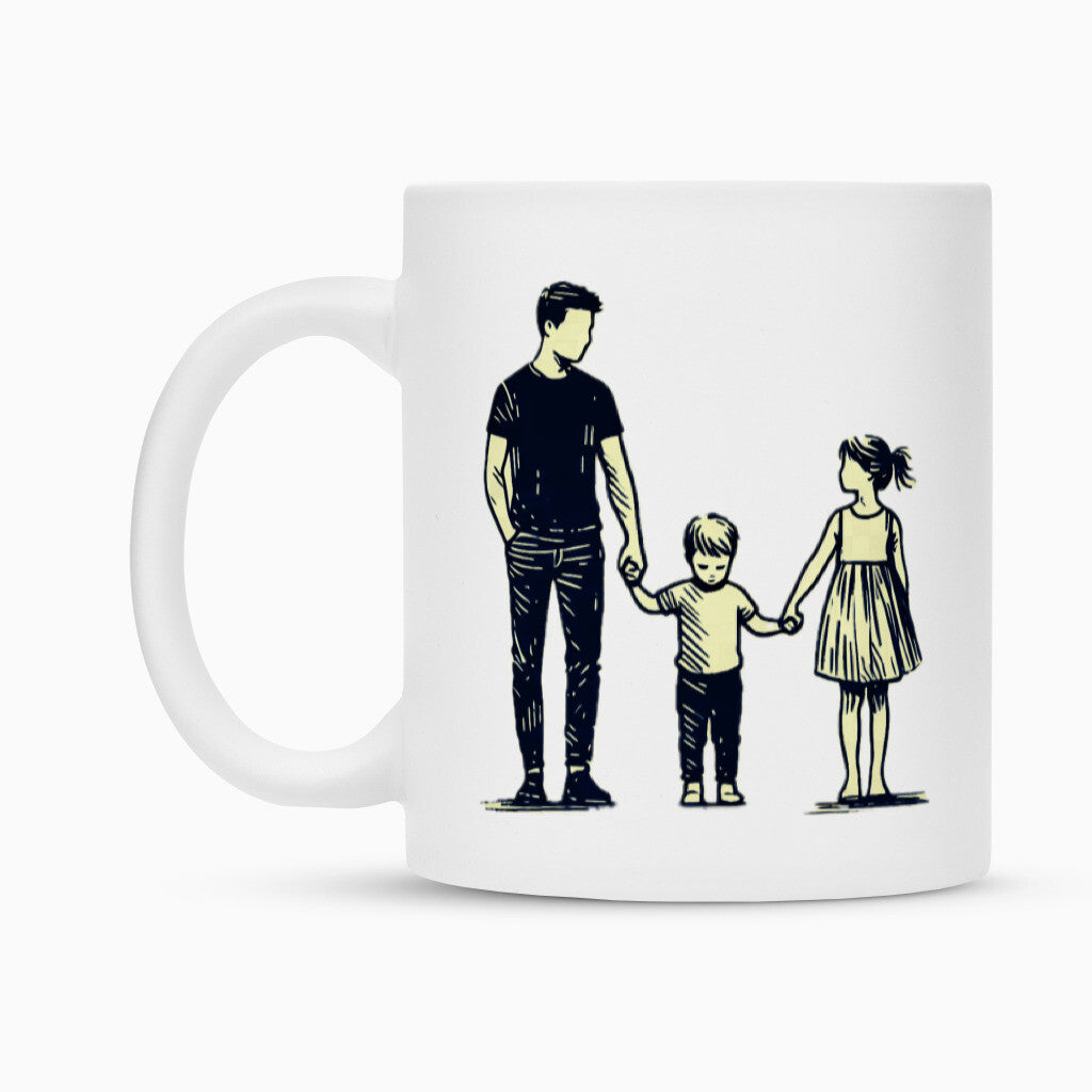 Die Tasse "Vater-Kinder" von MarketPrint aus weißer Keramik zeigt eine minimalistische Skizze von Vater, Sohn und Tochter, die Händchen haltend in einer Reihe stehen. Das Motiv ist im skizzenhaften Stil auf die Sublimationstasse gedruckt.