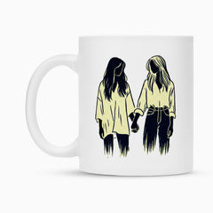 Die MarketPrint Tasse "Frau-Frau" ist eine weiße Tasse mit einer minimalistischen Skizze von zwei Frauen, die sich an den Händen halten, beide mit langen Haaren und lockeren Hemden, die nebeneinander stehen.