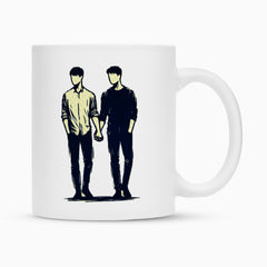 Die MarketPrint Tasse "Mann-Mann" ist eine weiße Keramiktasse mit Duraglaze-Beschichtung, die zwei Männer Hand in Hand zeigt, beide in langen Ärmeln und Hosen, ohne Gesichtszüge. Perfekt als Sublimationstasse geeignet.