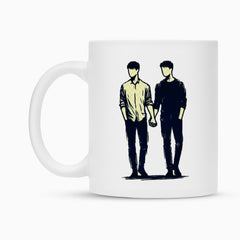 Die Tasse "Mann-Mann" von MarketPrint zeigt zwei entspannte Männer im Sketch-Stil, die Händchen halten. Die Keramiktasse besticht durch langlebige Brillanz dank Duraglaze-Beschichtung.