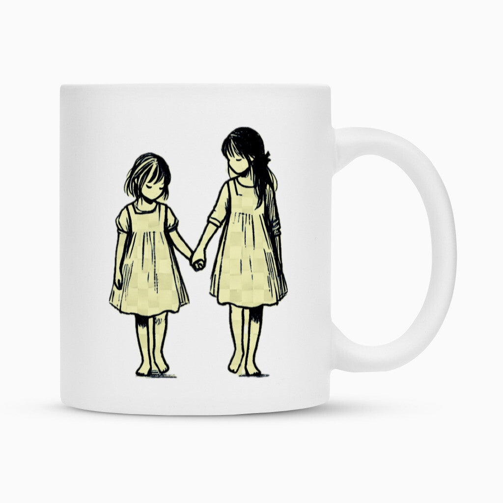 Die MarketPrint Tasse "Schwestern" ist eine weiße Keramiktasse mit einer bezaubernden schwarz-gelben Illustration von zwei Mädchen, die sich an den Händen halten, veredelt durch eine dauerhafte Duraglaze-Beschichtung.