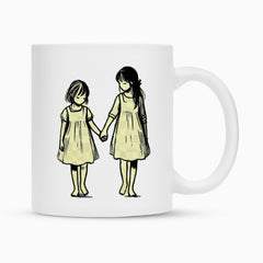 Die MarketPrint Tasse "Schwestern" ist eine weiße Keramiktasse mit einer bezaubernden schwarz-gelben Illustration von zwei Mädchen, die sich an den Händen halten, veredelt durch eine dauerhafte Duraglaze-Beschichtung.