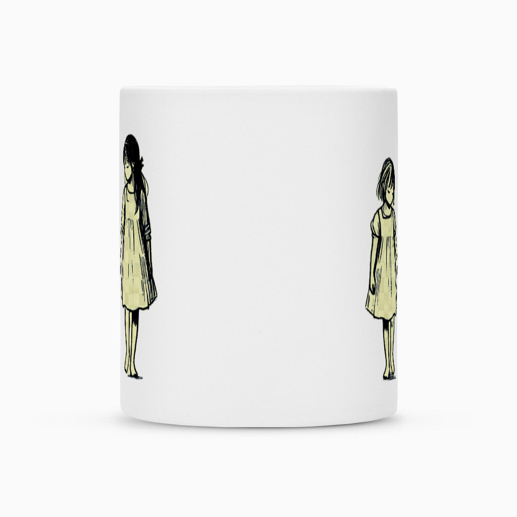 Die Tasse "Schwestern" von MarketPrint ist eine weiße Keramiktasse mit einfachen, handgezeichneten Illustrationen von zwei Mädchen in gelben Kleidern. Durch die Duraglaze-Beschichtung bleibt das Design lebendig und langlebig.