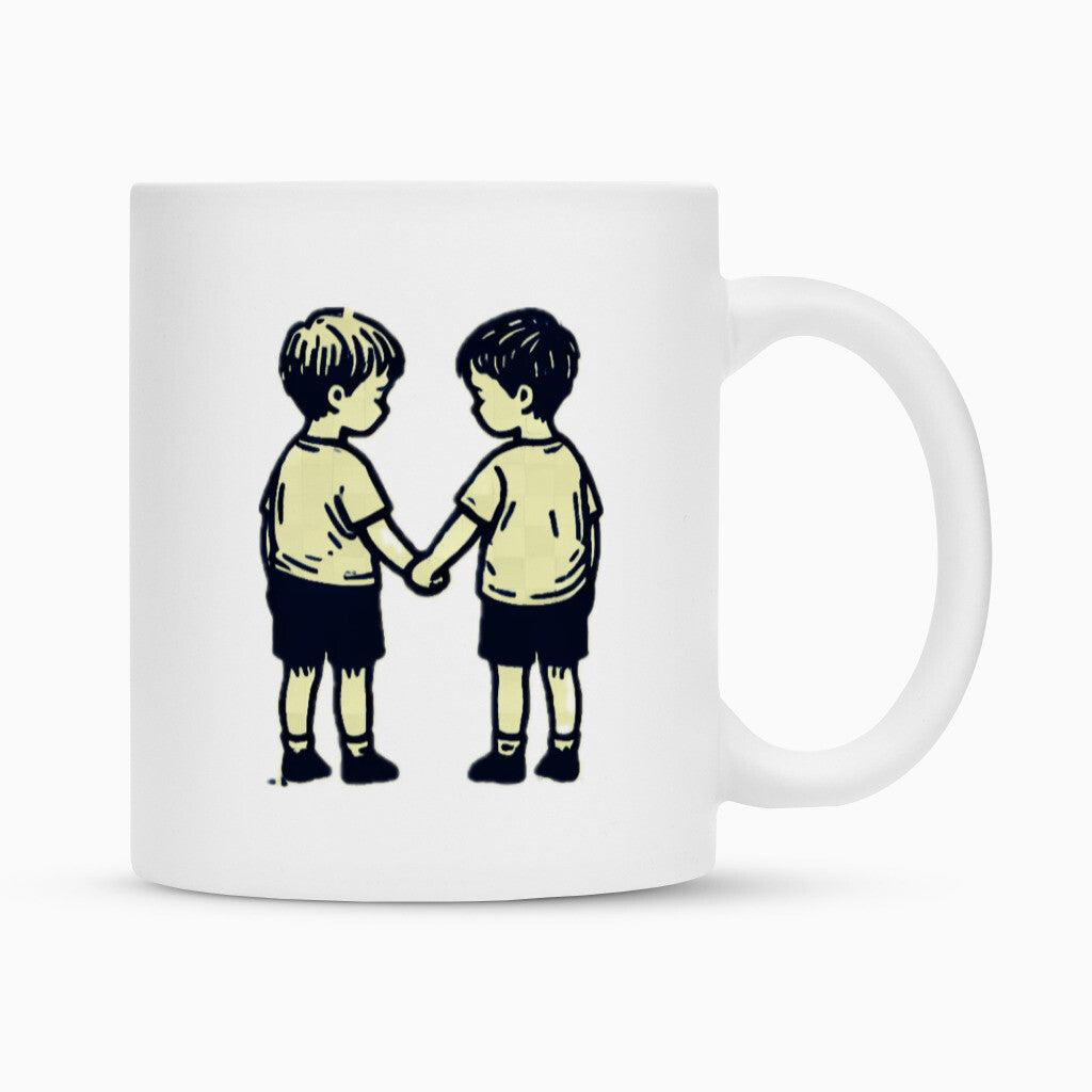 Die Tasse "Brüder" von MarketPrint ist eine weiße Keramiktasse mit Duraglaze-Beschichtung, auf der zwei Jungen in kurzen Hosen und T-Shirts abgebildet sind, die sich an den Händen halten und sich gegenüberstehen.
