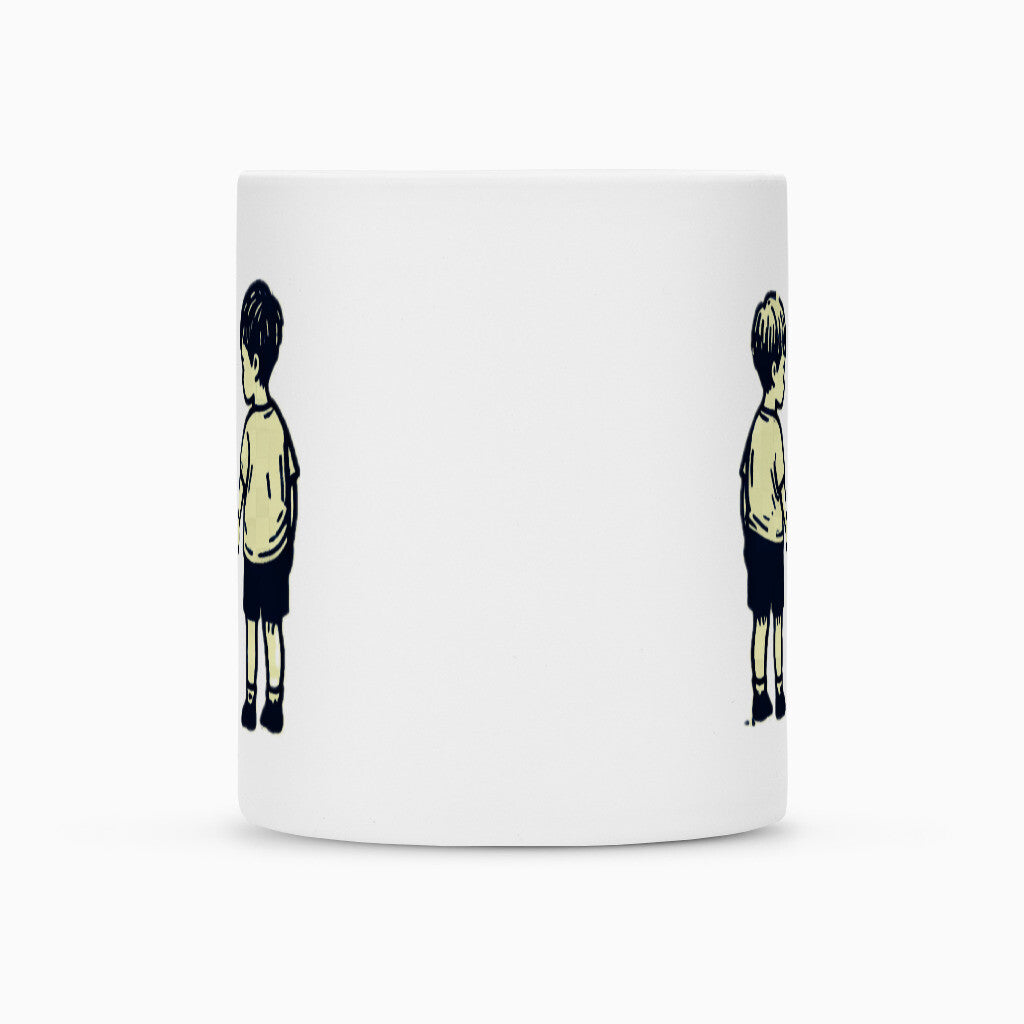 Die MarketPrint Tasse "Brüder" ist eine weiße Keramiktasse mit einer einfachen Illustration eines Jungen in einem hellen Hemd und dunklen Shorts, der den Rücken zugewandt ist. Das Motiv erscheint zweimal auf dieser Sublimationstasse.