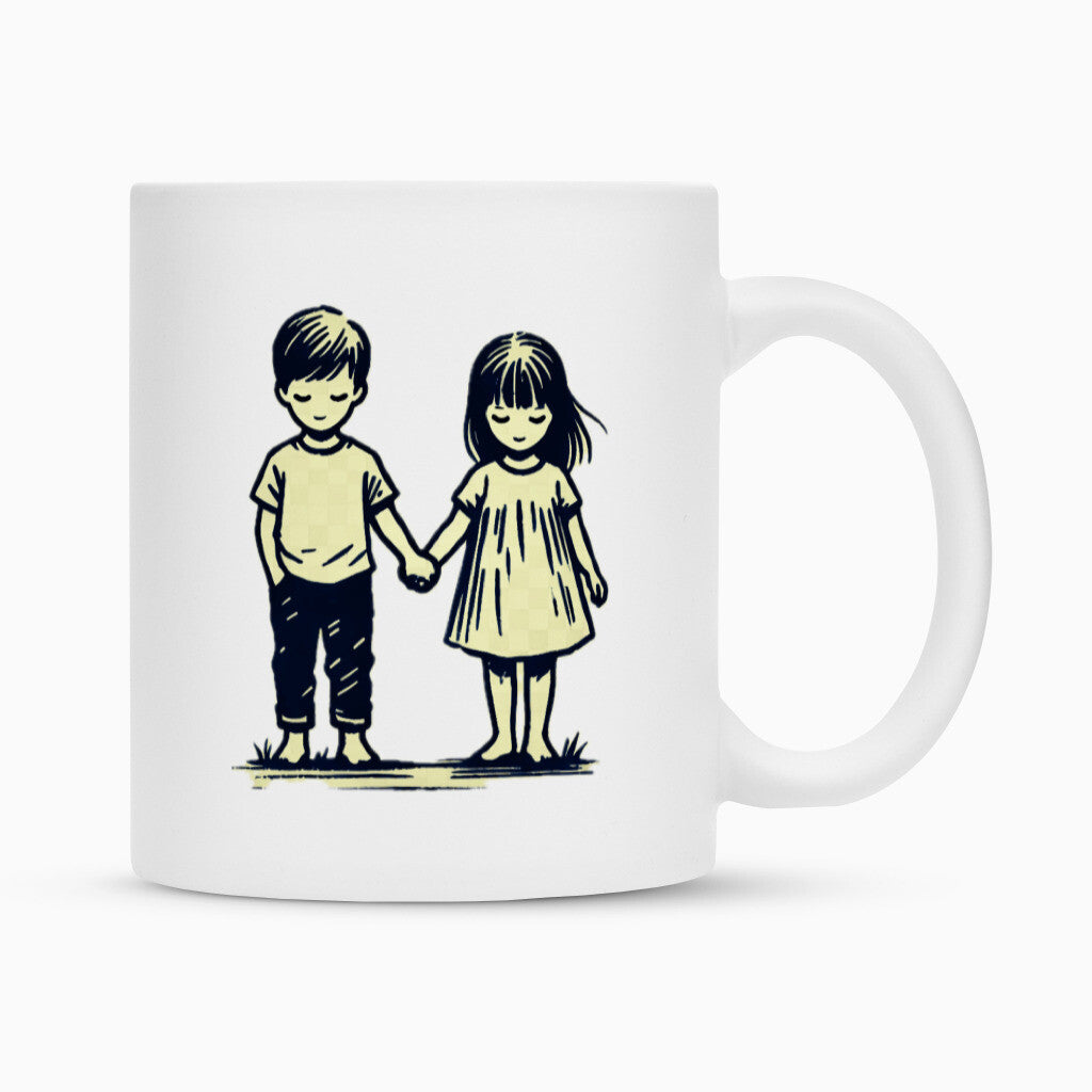 Die Tasse "Bruder-Schwester" von MarketPrint ist eine weiße Tasse mit einer bezaubernden Illustration eines Jungen und eines Mädchens, die beide im Gras stehen und sich an den Händen halten. Mit langlebiger Duraglaze-Beschichtung für dauerhafte Qualität.