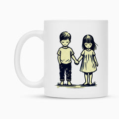Die MarketPrint Tasse "Bruder-Schwester" ist eine weiße Keramiktasse mit einer Illustration eines Jungen und eines Mädchens, die barfuß im Gras stehen, sich an den Händen halten und nach vorne schauen.
