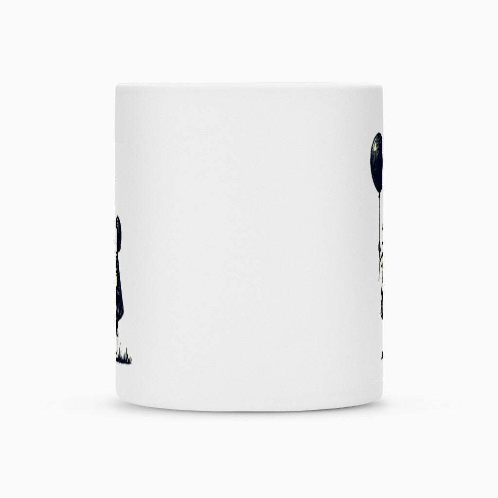 Die Tasse Mädchen-Ballon von MarketPrint ist eine weiße Keramiktasse mit einer minimalistischen Skizze eines Mädchens auf der linken Seite und einem schwarzen Luftballon auf der rechten Seite - ideal als einzigartige Sublimationstasse für Ihre Sammlung.