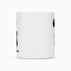 Die Tasse Mädchen-Ballon von MarketPrint ist eine weiße Keramiktasse mit einer minimalistischen Skizze eines Mädchens auf der linken Seite und einem schwarzen Luftballon auf der rechten Seite - ideal als einzigartige Sublimationstasse für Ihre Sammlung.