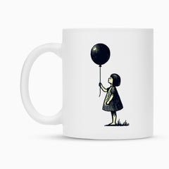Die MarketPrint Tasse Mädchen-Ballon ist eine weiße Keramiktasse mit einer einfachen schwarzen Illustration eines jungen Mädchens im Gras, das einen Luftballon hält, veredelt mit langlebiger Duraglaze-Beschichtung.