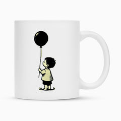 Die Tasse "Junge-Ballon" von MarketPrint ist eine weiße Keramiktasse mit einer einfachen Illustration eines Kindes im Gras, das einen schwarzen Luftballon hält und nach oben blickt.