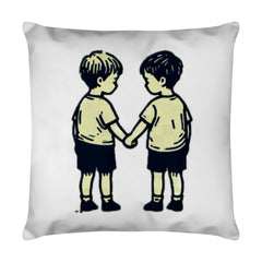 Das MarketPrint Kissen "Brüder" ist ein weißes, quadratisches Kissen mit Reißverschluss, das zwei Jungen in Shorts und kurzärmligen Shirts zeigt, wie sie sich an den Händen halten - ein liebevolles Motiv für Brüder.