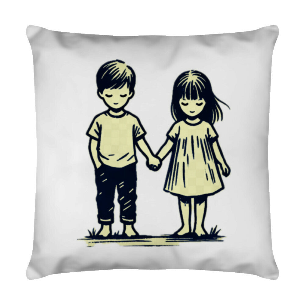 Das Kissen "Bruder-Schwester" von MarketPrint zeigt eine schlichte Schwarz-Weiß-Illustration von einem barfuß stehenden Jungen und Mädchen, die Händchen haltend auf Gras stehen. Mit Reißverschluss für einfaches Waschen.