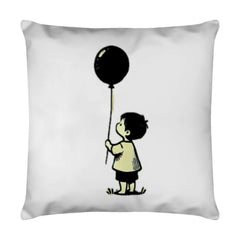Das Kissen "Junge mit Ballon" von MarketPrint zeigt eine minimalistische Illustration eines Kindes mit schwarzem Ballon auf weißem Bezug und bietet dank praktischem Reißverschluss eine leichte Pflege.