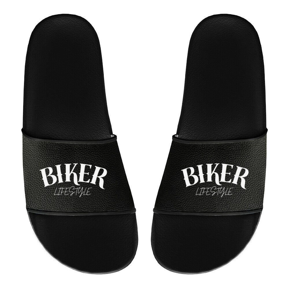 Ein Paar schwarze MarketPrint Badelatschen "Biker" mit weißem Schriftzug "BIKER LIFESTYLE" auf den Riemen, nebeneinander gestellt, mit der Vorderseite nach oben - perfekt für Ihren nächsten Badetag.