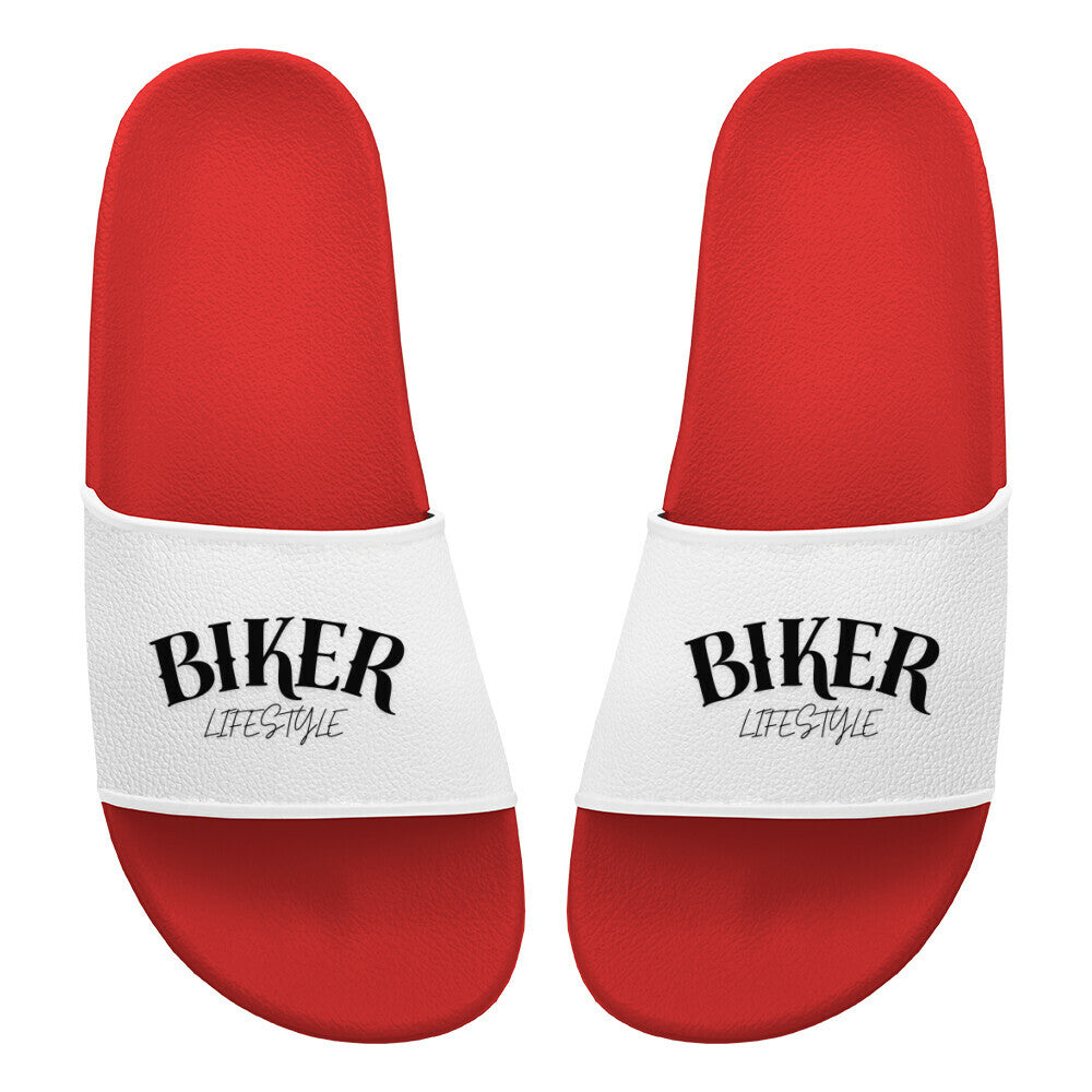 Ein Paar rote MarketPrint Badelatschen "Biker" mit weißen Trägern und fettem schwarzem "BIKER LIFESTYLE"-Schriftzug, von oben auf einem schlichten weißen Hintergrund.