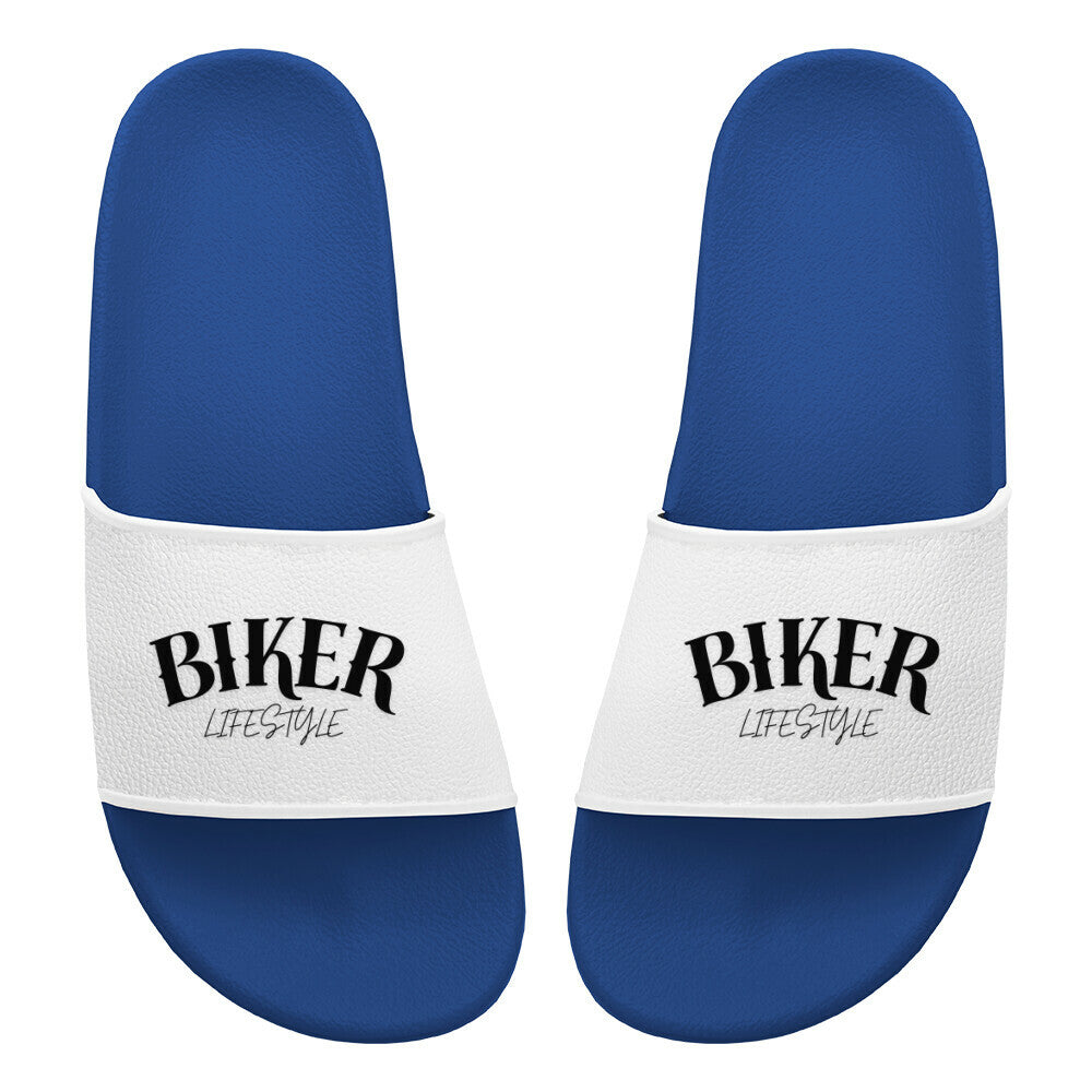 Die MarketPrint Badelatschen "Biker" sind blaue PVC-Sandalen mit weißen Riemen und der Aufschrift "BIKER LIFESTYLE" in Schwarz. Sie sind ideal für einen Badetag und werden von oben auf einem weißen Hintergrund dargestellt.