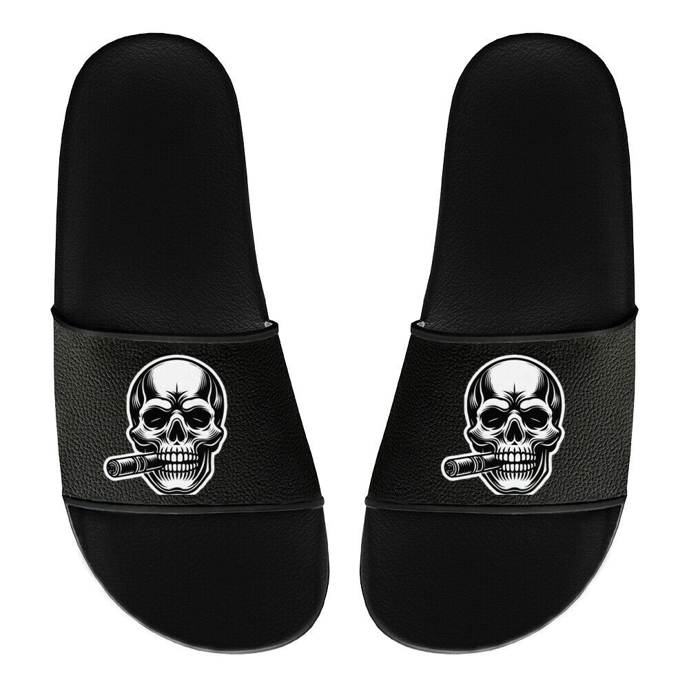 Die MarketPrint Badelatschen "Totenkopf" sind schwarze PVC-Rutschen mit einem Totenkopf und einer Zigarre auf jedem oberen Riemen - ideal für Ihren nächsten Badetag.
