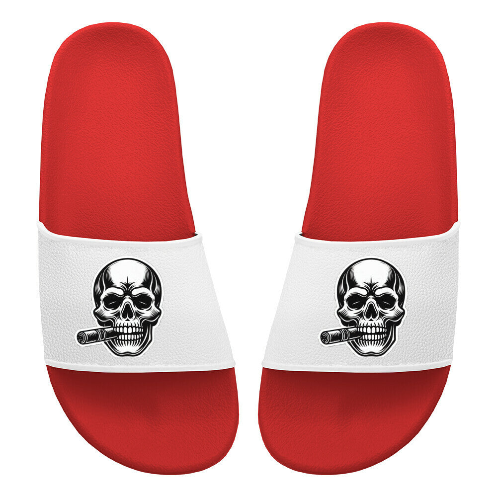 Schlüpfen Sie in die MarketPrint Badelatschen "Totenkopf" - rote PVC-Slides mit weißen Riemen, die jeweils mit einem schwarz-weißen Totenkopf (mit Zigarre) verziert sind. Ideal für Ihren nächsten Badetag!.