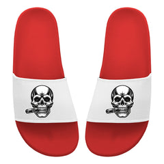 Schlüpfen Sie in die MarketPrint Badelatschen "Totenkopf" - rote PVC-Slides mit weißen Riemen, die jeweils mit einem schwarz-weißen Totenkopf (mit Zigarre) verziert sind. Ideal für Ihren nächsten Badetag!.