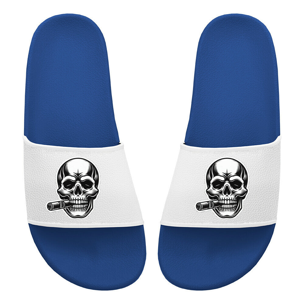 Die MarketPrint Badelatschen "Totenkopf" verfügen über strapazierfähiges blaues PVC und weiße Bänder mit einem schwarz-weißen Totenkopf, der eine Zigarre raucht - ideal für Ihren nächsten Badetag.