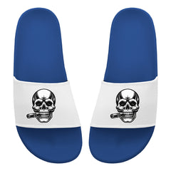 Die MarketPrint Badelatschen "Totenkopf" verfügen über strapazierfähiges blaues PVC und weiße Bänder mit einem schwarz-weißen Totenkopf, der eine Zigarre raucht - ideal für Ihren nächsten Badetag.
