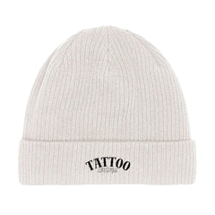 Die MarketPrint Mütze "Tattoo" ist eine hellgraue doppellagige Strickbeanie mit umgeschlagener Krempe und dem Aufdruck "TATTOO LIFESTYLE" in schwarz auf der Vorderseite.